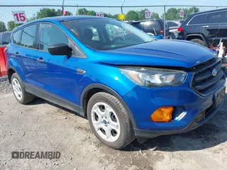 2018 Ford Escape S z VIN 1FMCU0F78JUA07922, wystawiony jako IAAI lot #42576195 z przebiegiem 63 492 mil mil oraz . Historia ofert i sprzedaży dostępna na DreamBid. Obrazek 1.