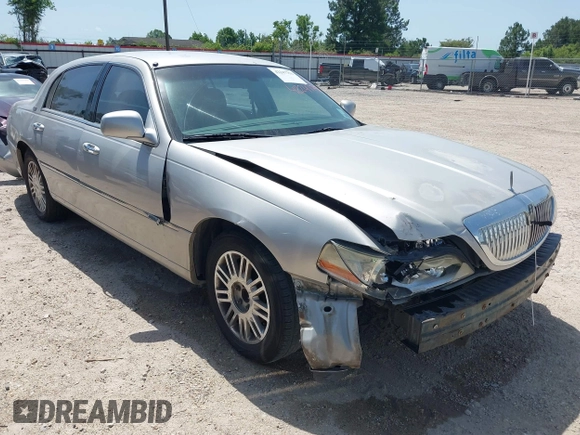 2008 Lincoln Town Car Limited z VIN 2LNHM82V78X632906, wystawiony jako IAAI lot #42247751 z przebiegiem 166 532 mil mil oraz . Historia ofert i sprzedaży dostępna na DreamBid. Obrazek 1.