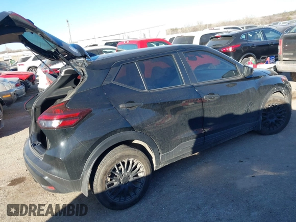 2022 Nissan Kicks S z VIN 3N1CP5BV8NL515288, wystawiony jako IAAI lot #41691806 z przebiegiem 66 626 mil mil oraz . Historia ofert i sprzedaży dostępna na DreamBid. Obrazek 4.