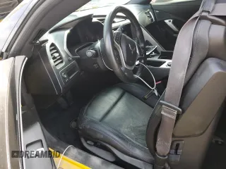 2015 Chevrolet Corvette Z51 1LT z VIN 1G1YH2D74F5117020, wystawiony jako Copart lot #52010015 z przebiegiem Nie podano mil oraz Szkoda całkowita • Salvage title. Historia ofert i sprzedaży dostępna na DreamBid. Obrazek 8.