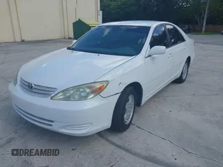 2002 Toyota Camry XLE z VIN 4T1BF32K42U007564, wystawiony jako IAAI lot #42534864 z przebiegiem 133 850 mil mil oraz . Historia ofert i sprzedaży dostępna na DreamBid. Obrazek 2.