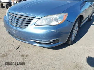 2011 Chrysler 200 Touring z VIN 1C3BC1FG8BN571336, wystawiony jako IAAI lot #42306110 z przebiegiem 154 913 mil mil oraz . Historia ofert i sprzedaży dostępna na DreamBid. Obrazek 6.