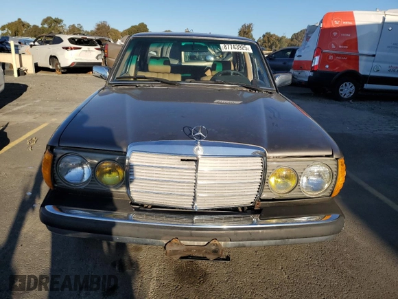 1981 Mercedes-Benz 300 D z VIN WDBAB30A6BB226915, wystawiony jako Copart lot #87743925 z przebiegiem 241 960 mil mil oraz Szkoda całkowita • Salvage title. Historia ofert i sprzedaży dostępna na DreamBid. Obrazek 5.