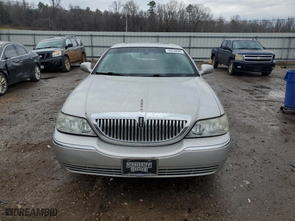 2007 Lincoln Town Car Signature Limited with VIN 1LNHM82W67Y634069, listed as a Copart auction lot 43238685 with 218,610 mi miles and Salvage Title. Bid and sale history available at carsss.com. Image 5.