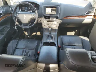 2016 Lincoln MKT EcoBoost z VIN 2LMHJ5AT4GBL01384, wystawiony jako Copart lot #49647045 z przebiegiem 177 704 mil mil oraz Szkody całkowita. Historia ofert i sprzedaży dostępna na DreamBid. Obrazek 8.