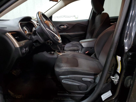 2015 Jeep Cherokee Latitude z VIN 1C4PJMCS8FW578532, wystawiony jako Copart lot #56816125 z przebiegiem 108 423 mil mil oraz Szkoda całkowita • Salvage title. Historia ofert i sprzedaży dostępna na DreamBid. Obrazek 7.