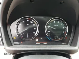 2021 BMW X1 xDrive28i z VIN WBXJG9C06M5T81056, wystawiony jako Copart lot #48388235 z przebiegiem 64 863 mil mil oraz Szkoda całkowita • Salvage title. Historia ofert i sprzedaży dostępna na DreamBid. Obrazek 9.