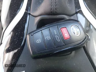 2023 Toyota Corolla Cross XLE z VIN 7MUDAABG7PV049417, wystawiony jako IAAI lot #42037055 z przebiegiem 28 325 mil mil oraz . Historia ofert i sprzedaży dostępna na DreamBid. Obrazek 11.