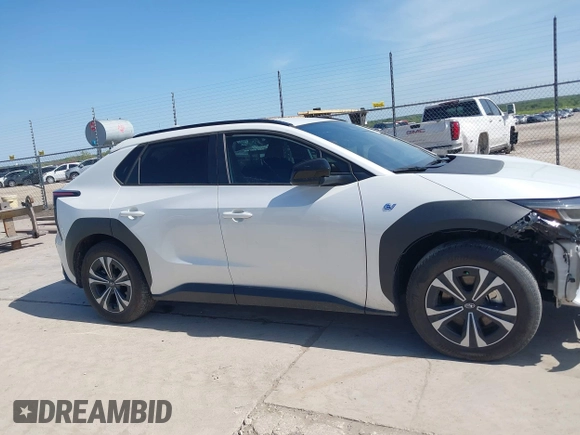 2024 Subaru Solterra Premium z VIN JTMABABA5RA068246, wystawiony jako IAAI lot #41825759 z przebiegiem 5419 mil mil oraz . Historia ofert i sprzedaży dostępna na DreamBid. Obrazek 12.