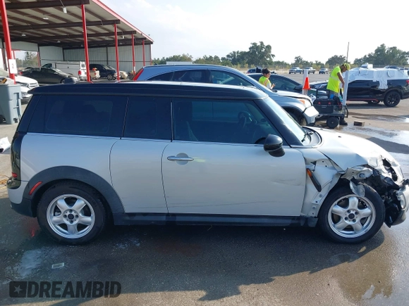 2011 MINI Clubman z VIN WMWZF3C59BT188367, wystawiony jako IAAI lot #40755351 z przebiegiem 122 023 mil mil oraz . Historia ofert i sprzedaży dostępna na DreamBid. Obrazek 13.