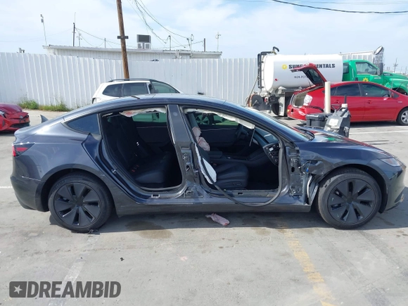 2025 Tesla Model 3 Long Range z VIN 5YJ3E1EA0SF915571, wystawiony jako IAAI lot #42247609 z przebiegiem 3 901 mil mil oraz . Historia ofert i sprzedaży dostępna na DreamBid. Obrazek 14.