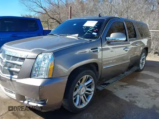 2011 Cadillac Escalade ESV Platinum Edition z VIN 1GYS4KEFXBR253776, wystawiony jako IAAI lot #41292093 z przebiegiem 290 220 mil mil oraz . Historia ofert i sprzedaży dostępna na DreamBid. Obrazek 6.