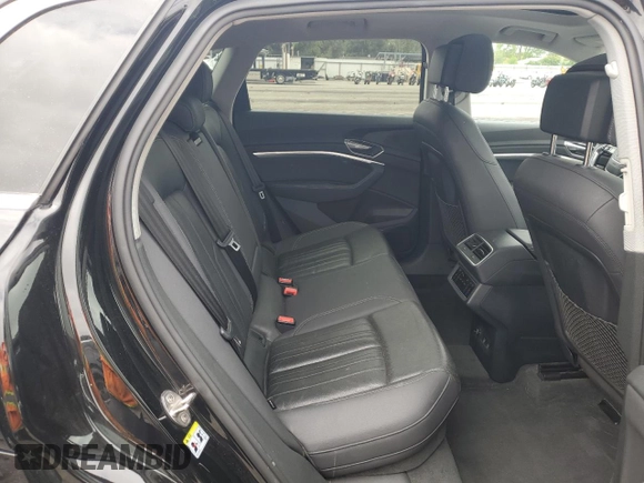 2019 Audi e-tron Premium Plus с VIN WA1LABGE4KB021801, выставлен на аукционе Copart как лот 59353315 с пробегом 59 215 миль миль и Списание • Salvage title. История ставок и продаж доступна на DreamBid. Изображение 11.