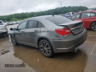 2012 Chrysler 200 Touring z VIN 1C3CCBBG3CN296962, wystawiony jako Copart lot #57275335 z przebiegiem 151 466 mil mil oraz Szkoda całkowita • Salvage title. Historia ofert i sprzedaży dostępna na DreamBid. Obrazek 2.