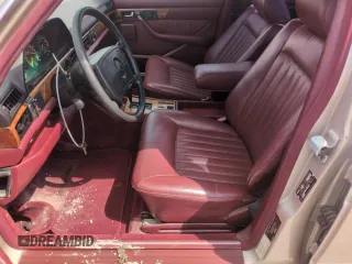 1985 Mercedes-Benz 500 SEL z VIN WDBCA37D4FA159349, wystawiony jako Copart lot #56601725 z przebiegiem 168 327 mil mil oraz Czysty tytuł • Clean title. Historia ofert i sprzedaży dostępna na DreamBid. Obrazek 7.