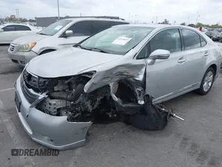 2010 Lexus HS 250h z VIN JTHBB1BA9A2017446, wystawiony jako IAAI lot #42119697 z przebiegiem 156 642 mil mil oraz . Historia ofert i sprzedaży dostępna na DreamBid. Obrazek 2.