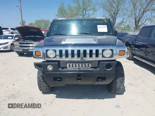 2005 Hummer H2 SUV z VIN 5GRGN23U25H128791, wystawiony jako IAAI lot #42115436 z przebiegiem 286 818 mil mil oraz . Historia ofert i sprzedaży dostępna na DreamBid. Obrazek 12.