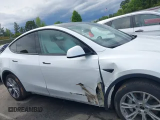 2022 Tesla Model Y Long Range z VIN 7SAYGDEE6NF419332, wystawiony jako IAAI lot #42020974 z przebiegiem 55 680 mil mil oraz . Historia ofert i sprzedaży dostępna na DreamBid. Obrazek 13.