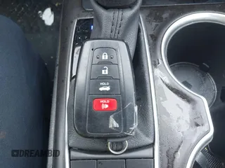 2023 Toyota Camry LE z VIN 4T1R11AK9PU180068, wystawiony jako IAAI lot #42483656 z przebiegiem 59 312 mil mil oraz . Historia ofert i sprzedaży dostępna na DreamBid. Obrazek 11.