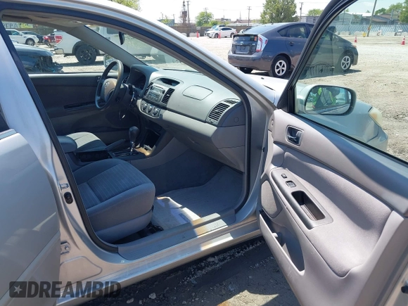 2006 Toyota Camry STD z VIN 4T1BE32K46U725379, wystawiony jako IAAI lot #42247594 z przebiegiem 83 586 mil mil oraz . Historia ofert i sprzedaży dostępna na DreamBid. Obrazek 5.