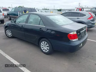 2005 Toyota Camry STD z VIN 4T1BE32K35U005795, wystawiony jako IAAI lot #42436495 z przebiegiem 216 913 mil mil oraz . Historia ofert i sprzedaży dostępna na DreamBid. Obrazek 3.
