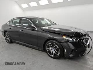 2024 BMW i5 eDrive40 z VIN WBY33FK00RCS09561, wystawiony jako Copart lot #49063295 z przebiegiem 8593 mil mil oraz Tytuł czysty. Historia ofert i sprzedaży dostępna na DreamBid. Obrazek 4.