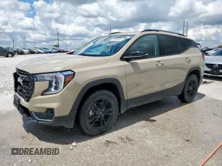 2023 GMC Terrain AT4 z VIN 3GKALYEGXPL157519, wystawiony jako Copart lot #56505055 z przebiegiem 49 803 mil mil oraz Czysty tytuł • Clean title. Historia ofert i sprzedaży dostępna na DreamBid. Obrazek 1.