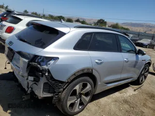 2022 Audi e-tron Premium Plus z VIN WA1LAAGE1NB046721, wystawiony jako Copart lot #60505985 z przebiegiem 23 143 mil mil oraz Szkoda całkowita • Salvage title. Historia ofert i sprzedaży dostępna na DreamBid. Obrazek 3.