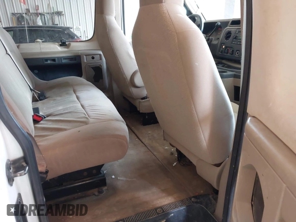 2010 Ford Econoline Passenger XL z VIN 1FBNE3BLXADA34381, wystawiony jako IAAI lot #42360257 z przebiegiem 211 639 mil mil oraz . Historia ofert i sprzedaży dostępna na DreamBid. Obrazek 8.