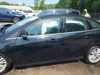 2018 Ford Focus Titanium z VIN 1FADP3J22JL220986, wystawiony jako IAAI lot #42410253 z przebiegiem 40 791 mil mil oraz . Historia ofert i sprzedaży dostępna na DreamBid. Obrazek 14.