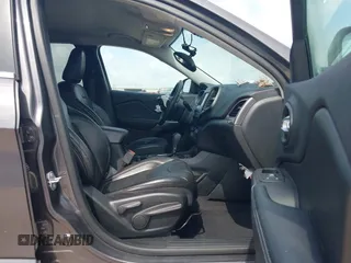2019 Jeep Cherokee Latitude Plus z VIN 1C4PJLLB2KD333239, wystawiony jako IAAI lot #42144451 z przebiegiem 64 828 mil mil oraz . Historia ofert i sprzedaży dostępna na DreamBid. Obrazek 5.