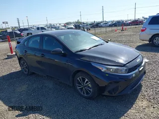 2024 Kia Forte LXS z VIN 3KPF24AD6RE826949, wystawiony jako IAAI lot #42078753 z przebiegiem 13 679 mil mil oraz . Historia ofert i sprzedaży dostępna na DreamBid. Obrazek 1.