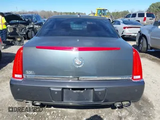 2011 Cadillac DTS Premium Collection z VIN 1G6KH5E68BU124852, wystawiony jako IAAI lot #41652793 z przebiegiem 227 148 mil mil oraz . Historia ofert i sprzedaży dostępna na DreamBid. Obrazek 17.