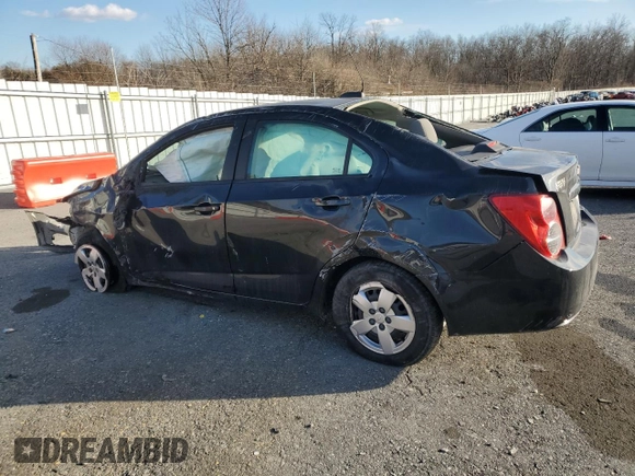 2015 Chevrolet Sonic LS z VIN 1G1JA5SG9F4128675, wystawiony jako Copart lot #88604995 z przebiegiem 124 289 mil mil oraz Szkoda całkowita • Salvage title. Historia ofert i sprzedaży dostępna na DreamBid. Obrazek 2.