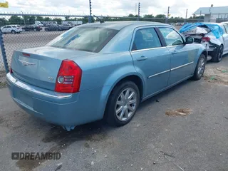 2008 Chrysler 300 Limited z VIN 2C3KA33G98H267617, wystawiony jako IAAI lot #42256596 z przebiegiem 391 552 mil mil oraz . Historia ofert i sprzedaży dostępna na DreamBid. Obrazek 4.