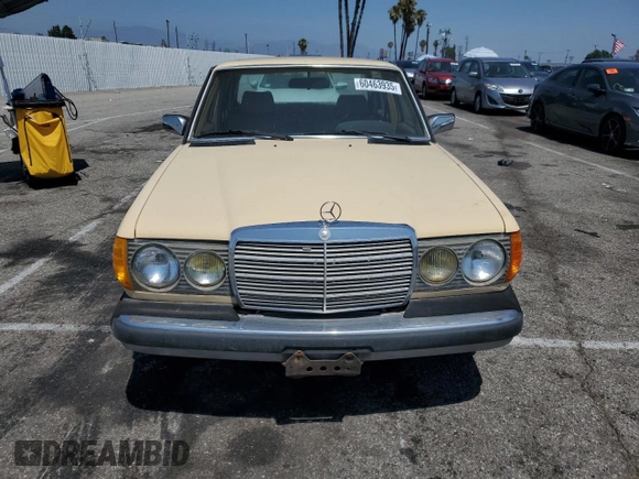 1983 Mercedes-Benz 300 D z VIN WDBAB33AXDB017451, wystawiony jako Copart lot #60463935 z przebiegiem 314 995 mil mil oraz Czysty tytuł • Clean title. Historia ofert i sprzedaży dostępna na DreamBid. Obrazek 5.