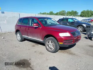 2004 Volkswagen Touareg z VIN WVGBC67L24D004600, wystawiony jako IAAI lot #42283582 z przebiegiem 192 135 mil mil oraz . Historia ofert i sprzedaży dostępna na DreamBid. Obrazek 1.