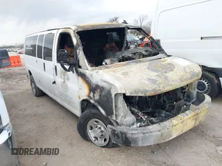 2022 Chevrolet Express Passenger LS z VIN 1GAZGNFP9N1207663, wystawiony jako IAAI lot #41360008 z przebiegiem Nie podano mil oraz . Historia ofert i sprzedaży dostępna na DreamBid. Obrazek 1.