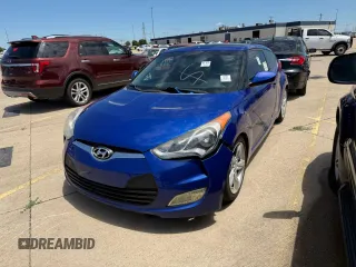2013 Hyundai Veloster w/Black Int z VIN KMHTC6AD1DU094781, wystawiony jako Copart lot #60271115 z przebiegiem 122 541 mil mil oraz Szkoda całkowita • Salvage title. Historia ofert i sprzedaży dostępna na DreamBid. Obrazek 2.