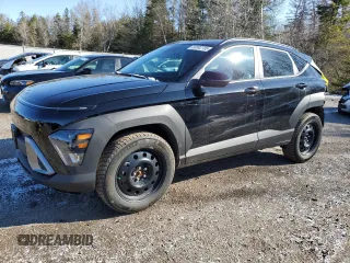 2024 Hyundai Kona SEL z VIN KM8HBCAB3RU140866, wystawiony jako Copart lot #50892705 z przebiegiem 8 100 mil mil oraz Szkoda całkowita • Salvage title. Historia ofert i sprzedaży dostępna na DreamBid. Obrazek 1.