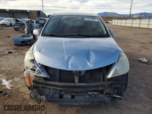 2009 Nissan Versa SL z VIN 3N1BC13E39L395999, wystawiony jako Copart lot #50225605 z przebiegiem 183 206 mil mil oraz Szkoda całkowita • Salvage title. Historia ofert i sprzedaży dostępna na DreamBid. Obrazek 5.