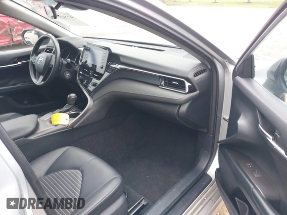 2023 Toyota Camry SE z VIN 4T1G11AK0PU766665, wystawiony jako IAAI lot #42202075 z przebiegiem 59 320 mil mil oraz . Historia ofert i sprzedaży dostępna na DreamBid. Obrazek 5.