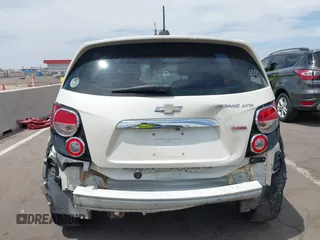 2015 Chevrolet Sonic LTZ z VIN 1G1JE6SB1F4164892, wystawiony jako IAAI lot #42359377 z przebiegiem 104 248 mil mil oraz . Historia ofert i sprzedaży dostępna na DreamBid. Obrazek 16.