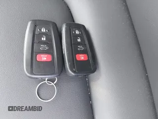 2024 Toyota RAV4 Hybrid XLE Premium z VIN JTMB6RFV3RD139222, wystawiony jako IAAI lot #41991544 z przebiegiem 20 463 mil mil oraz . Historia ofert i sprzedaży dostępna na DreamBid. Obrazek 11.