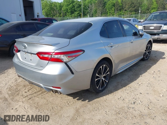 2018 Toyota Camry LE z VIN JTNB11HK7J3045966, wystawiony jako IAAI lot #42069246 z przebiegiem 138 960 mil mil oraz . Historia ofert i sprzedaży dostępna na DreamBid. Obrazek 4.