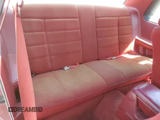 1988 Ford Mustang z VIN 1FABP40A9JF257876, wystawiony jako Copart lot #56777285 z przebiegiem 33 247 mil mil oraz Czysty tytuł • Clean title. Historia ofert i sprzedaży dostępna na DreamBid. Obrazek 10.