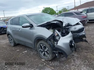 2020 Kia Sportage LX z VIN KNDPMCAC2L7785307, wystawiony jako IAAI lot #42241255 z przebiegiem 68 888 mil mil oraz . Historia ofert i sprzedaży dostępna na DreamBid. Obrazek 1.