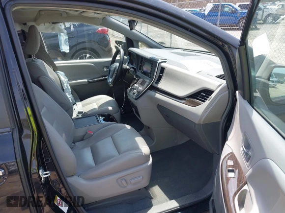 2019 Toyota Sienna XLE Auto Access Seat with VIN 5TDYZ3DC1KS998660, listed as a IAAI auction lot 42025856 with 113,376 mi miles. Bid and sale history available at carsss.com. Image 5.