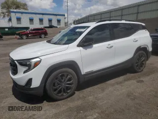2020 GMC Terrain SLE z VIN 3GKALTEV4LL159004, wystawiony jako Copart lot #55694315 z przebiegiem 18 644 mil mil oraz Szkody całkowita. Historia ofert i sprzedaży dostępna na DreamBid. Obrazek 1.