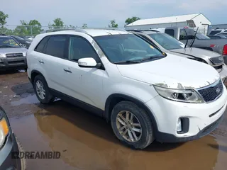 2014 Kia Sorento LX z VIN 5XYKT3A63EG449890, wystawiony jako IAAI lot #42383172 z przebiegiem 259 522 mil mil oraz . Historia ofert i sprzedaży dostępna na DreamBid. Obrazek 1.